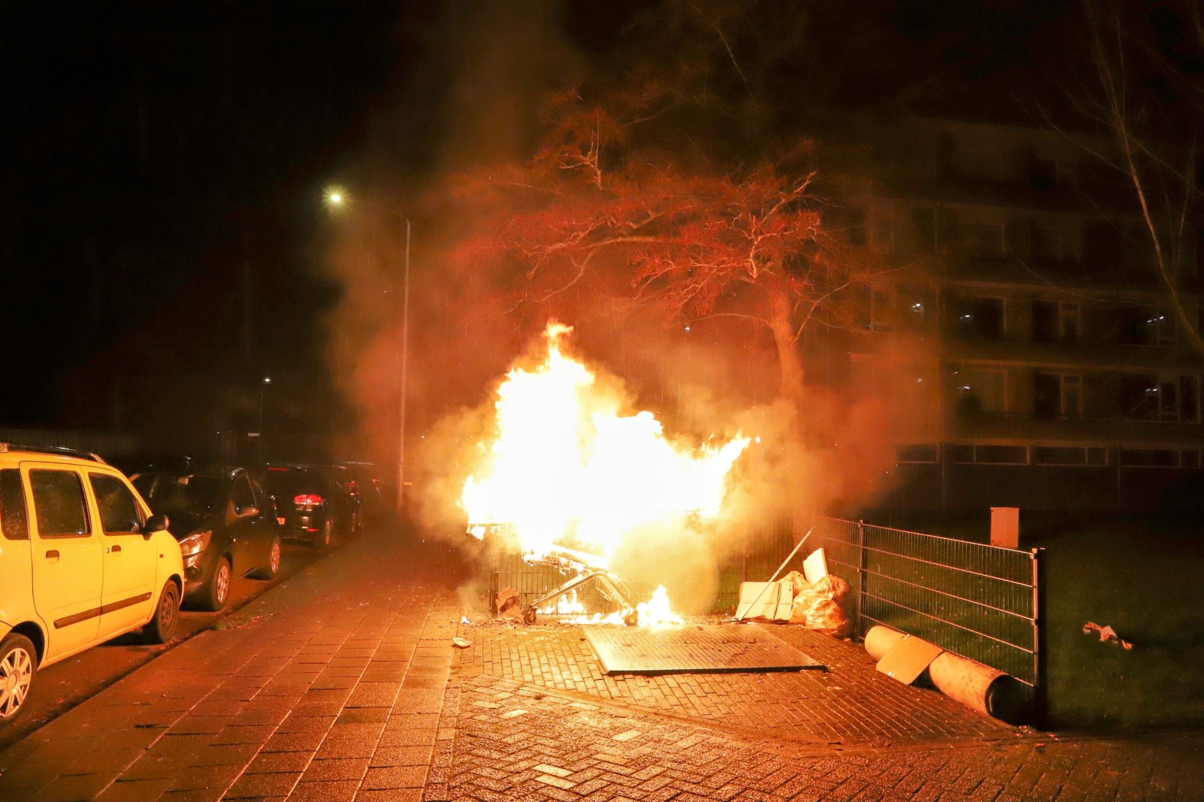 Metershoge vlammen door brandend afval