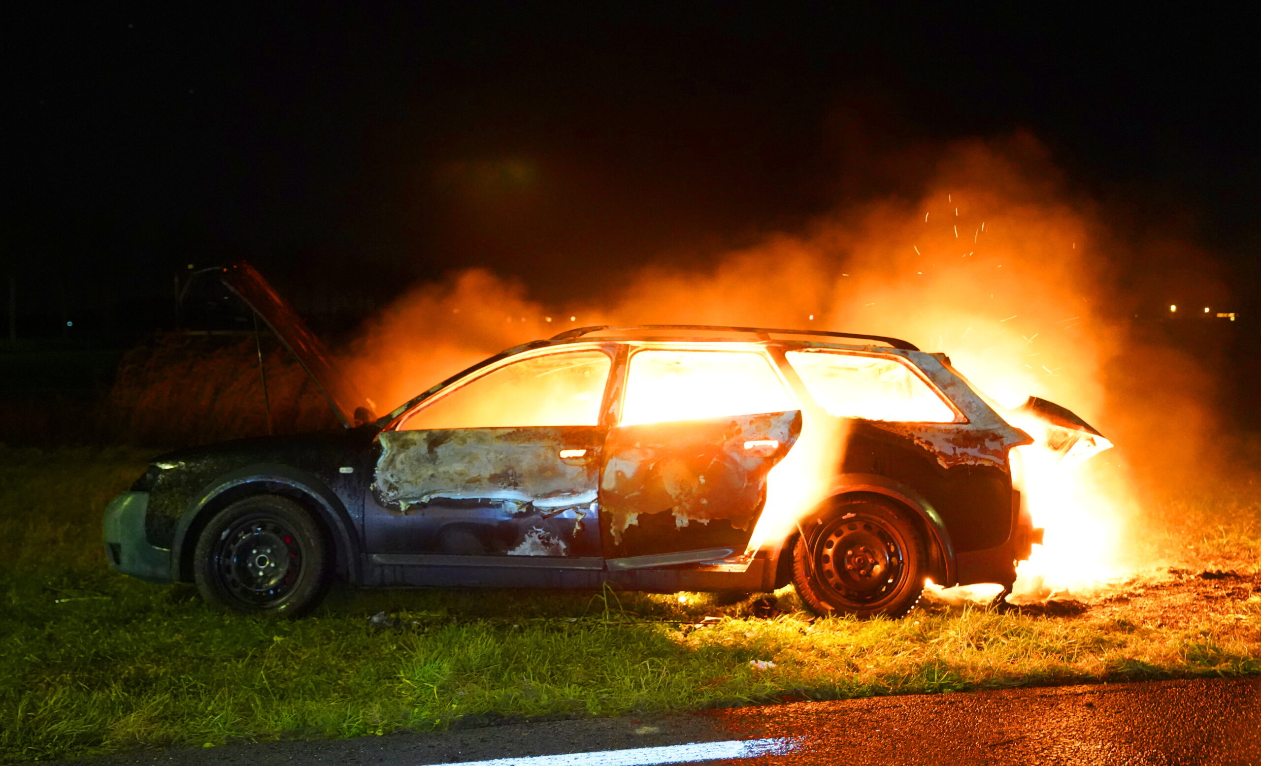 Sloopauto gevuld met autobanden in brand gestoken