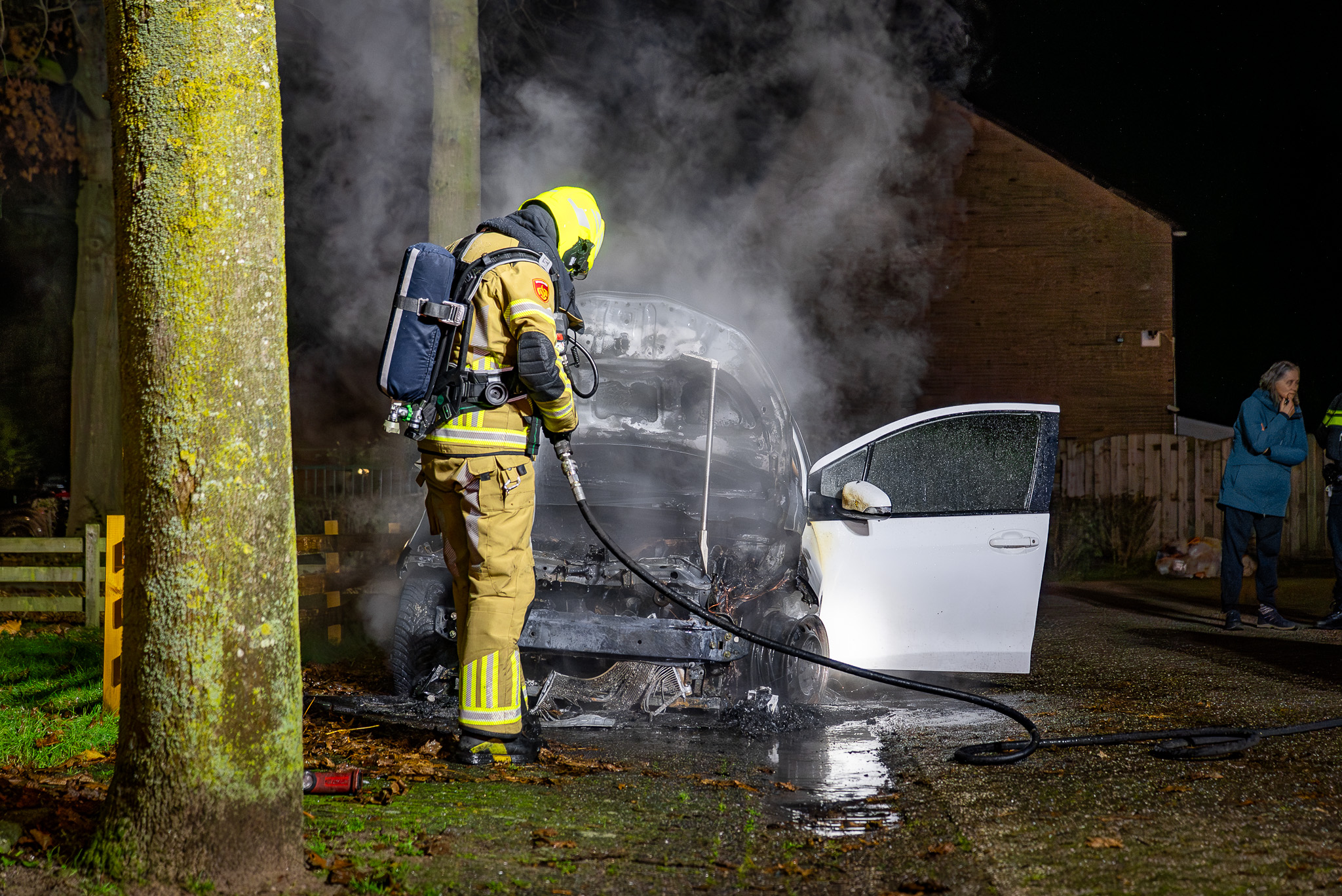 Auto vliegt in brand in woonwijk, politie onderzoekt oorzaak