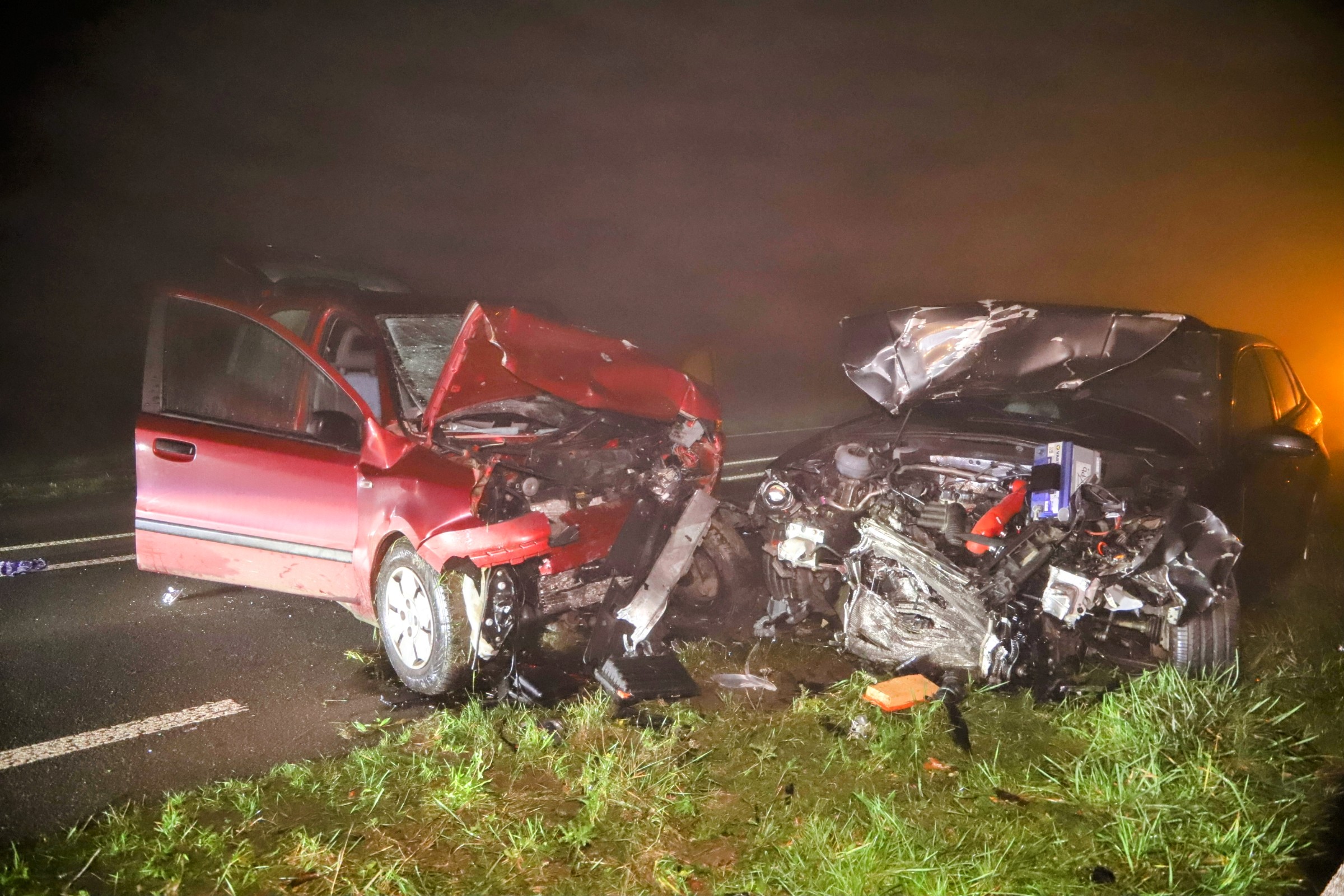 Twee gewonden bij frontale botsing in dichte mist