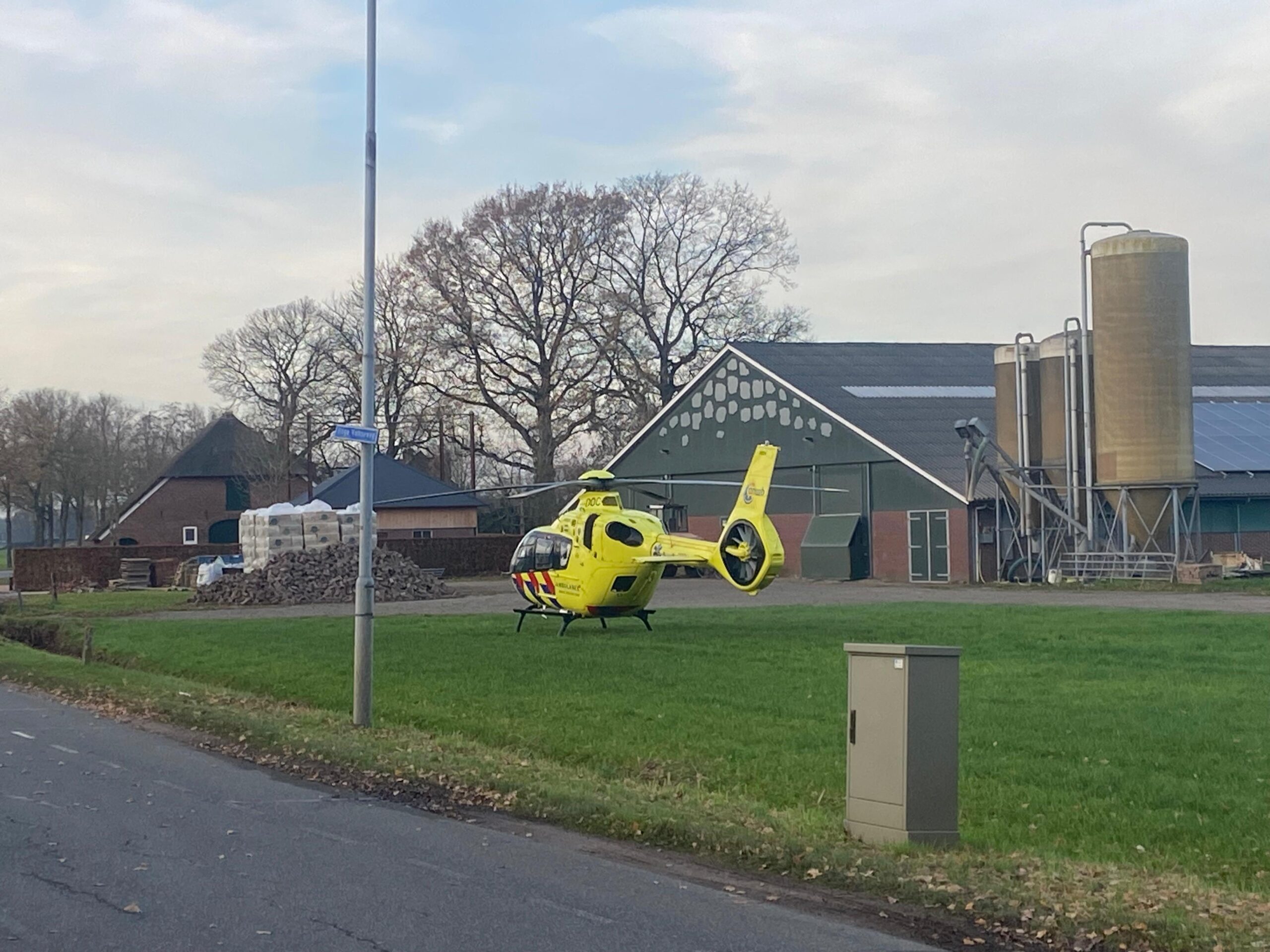 Fietser gewond bij aanrijding met auto; traumahelikopter ingezet
