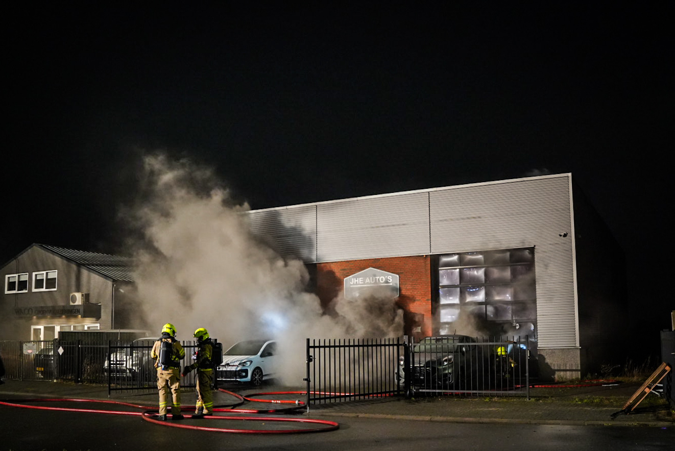 Auto vliegt in brand in showroom