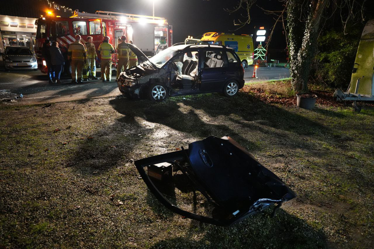 Automobilist bekneld na botsing met trekker