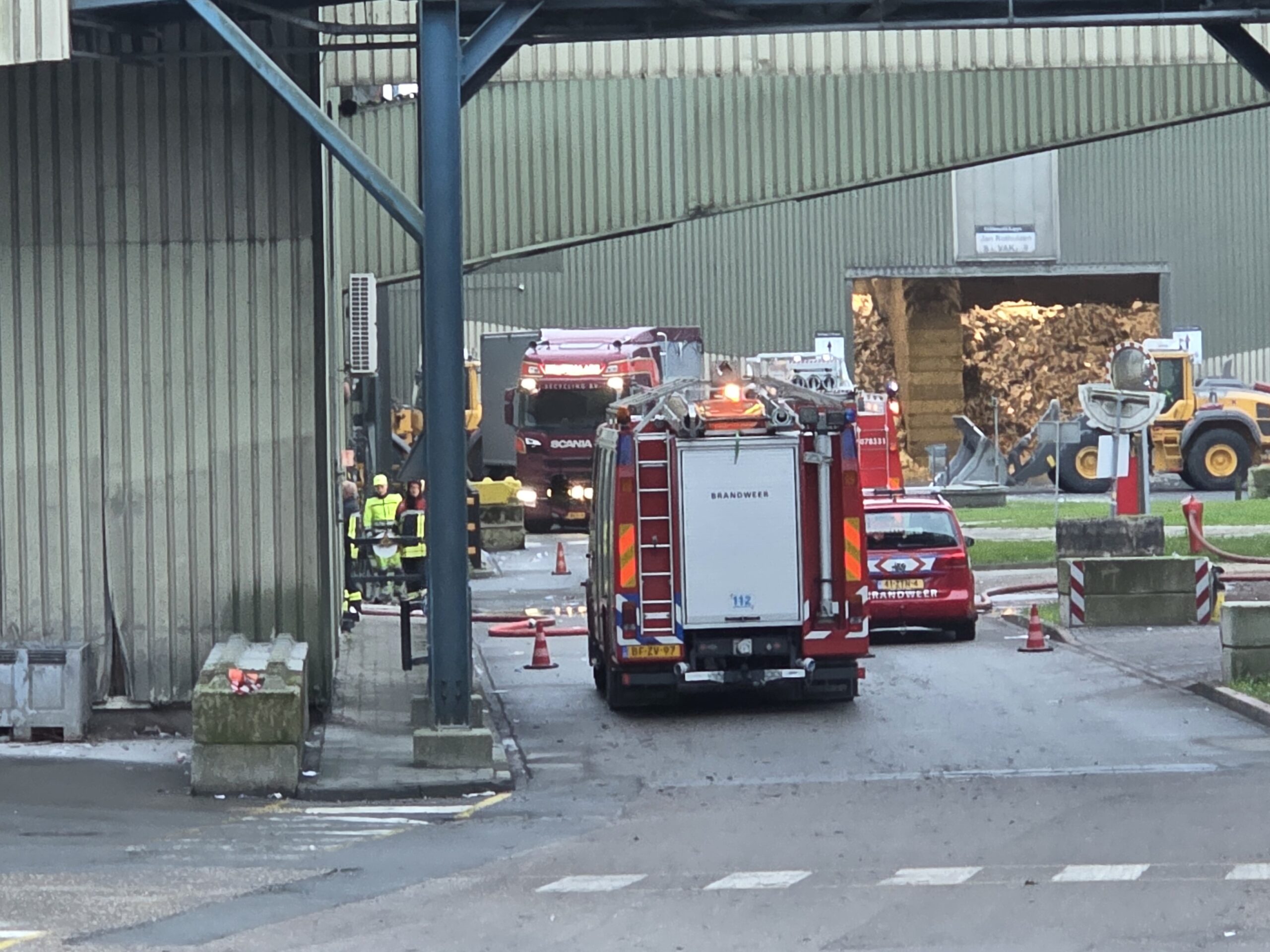 Brand in fabriekshal zorgt voor veel rook