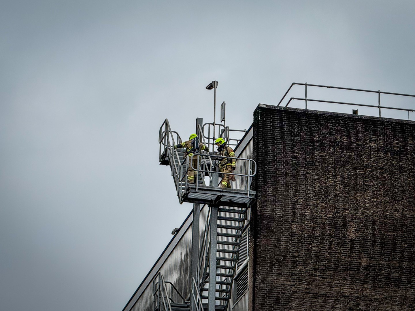 Brandweer rukt uit voor brandmelding, problemen met lift