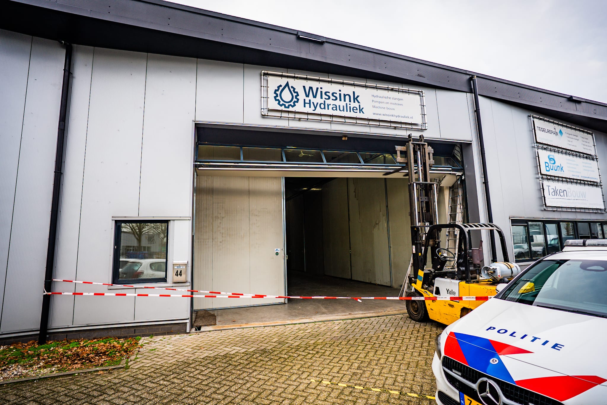 Man zwaargewond na beknelling tussen rolluik