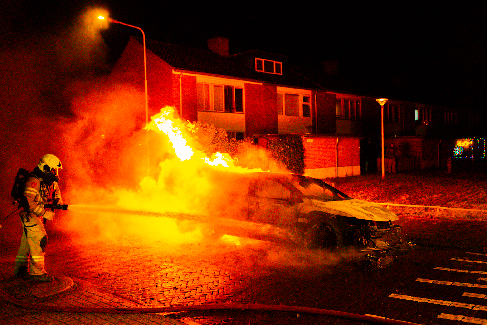 Geparkeerde auto uitgebrand in Arnhem