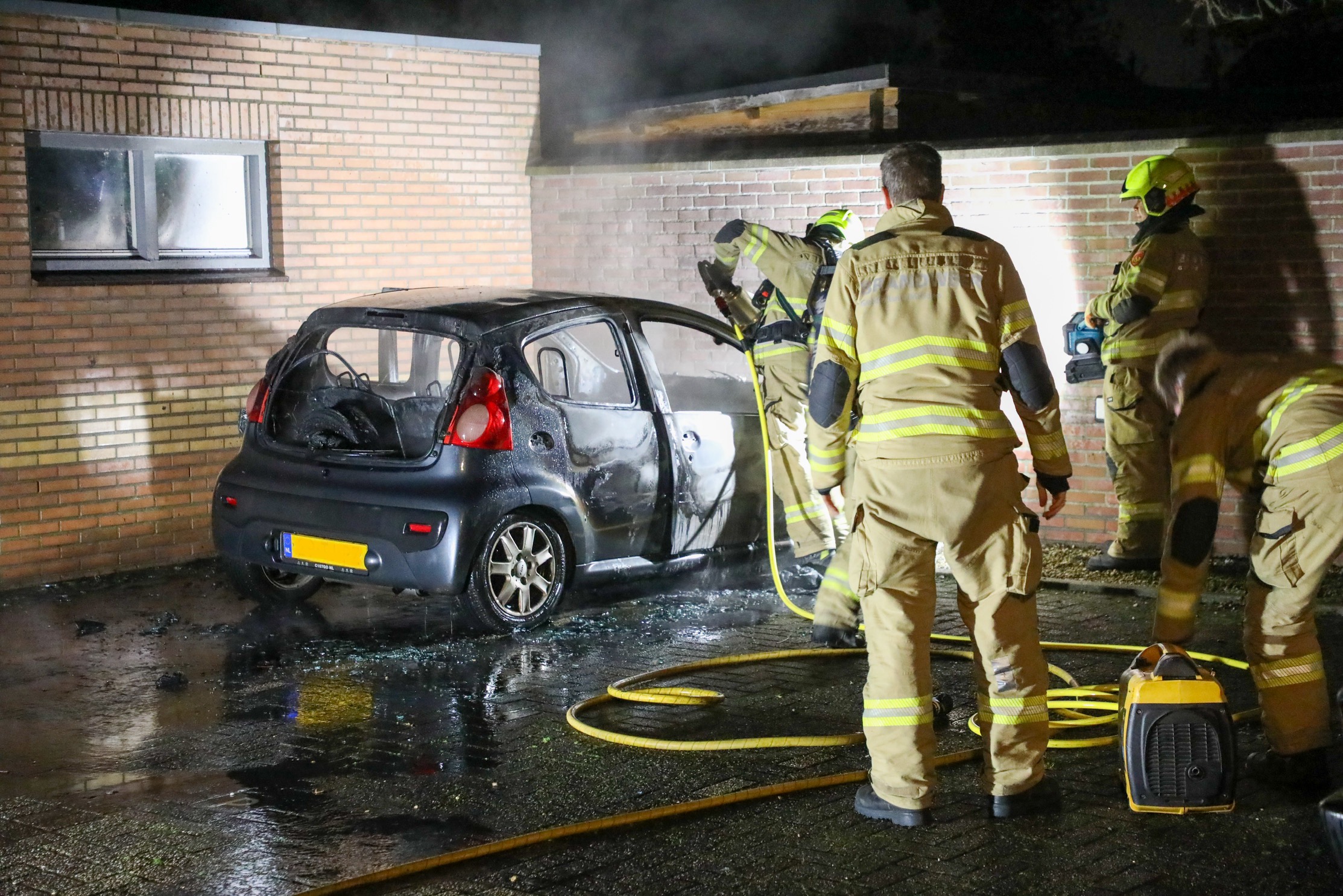 Auto in brand gestoken, brandweer voorkomt overslag