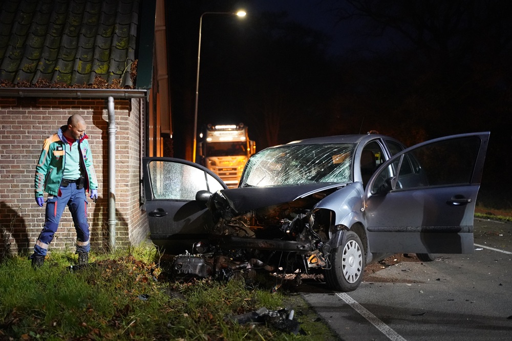 Ravage na ernstige aanrijding, weg volledig dicht