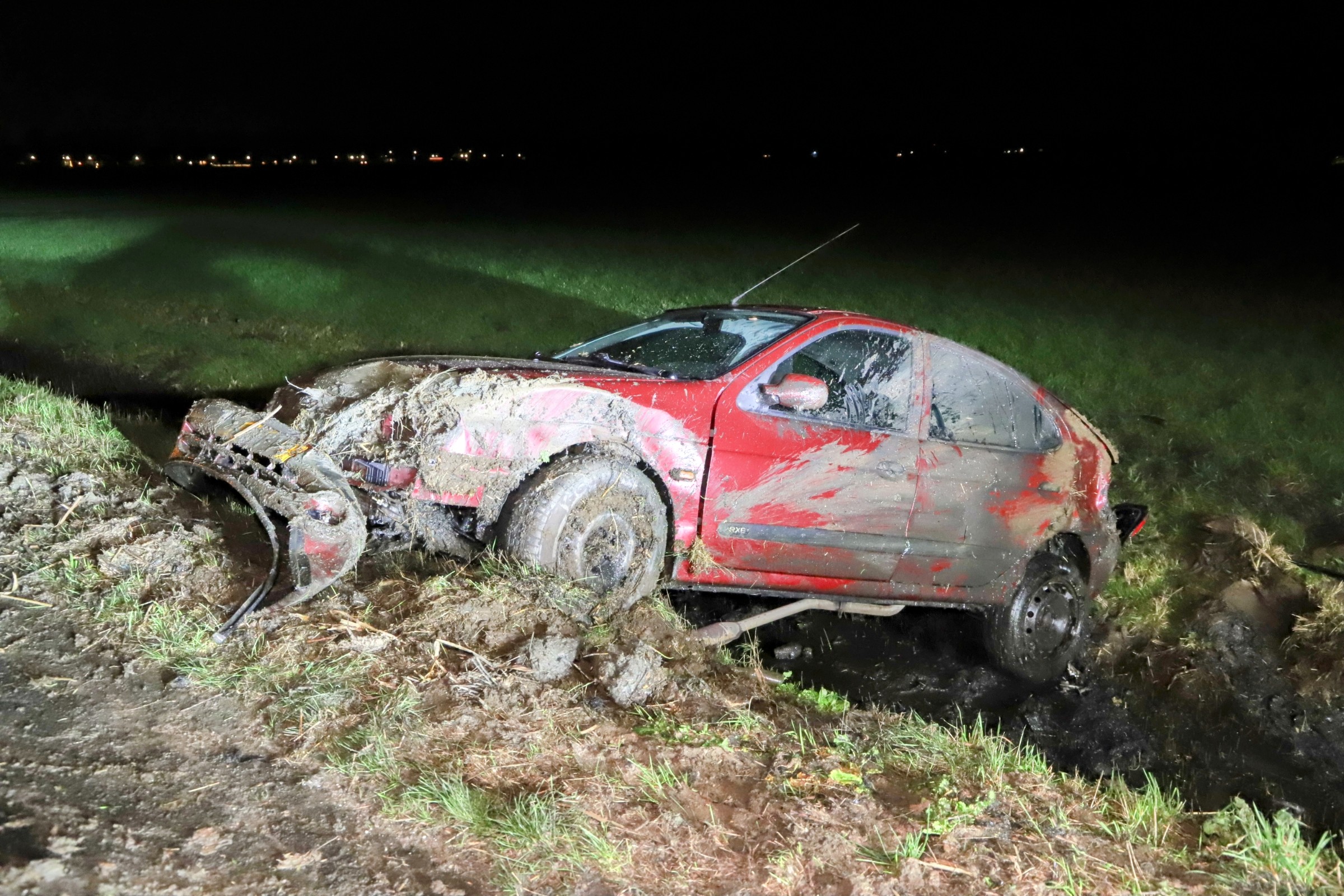 Auto belandt in de sloot, inzittenden proberen vuurwerk te verstoppen