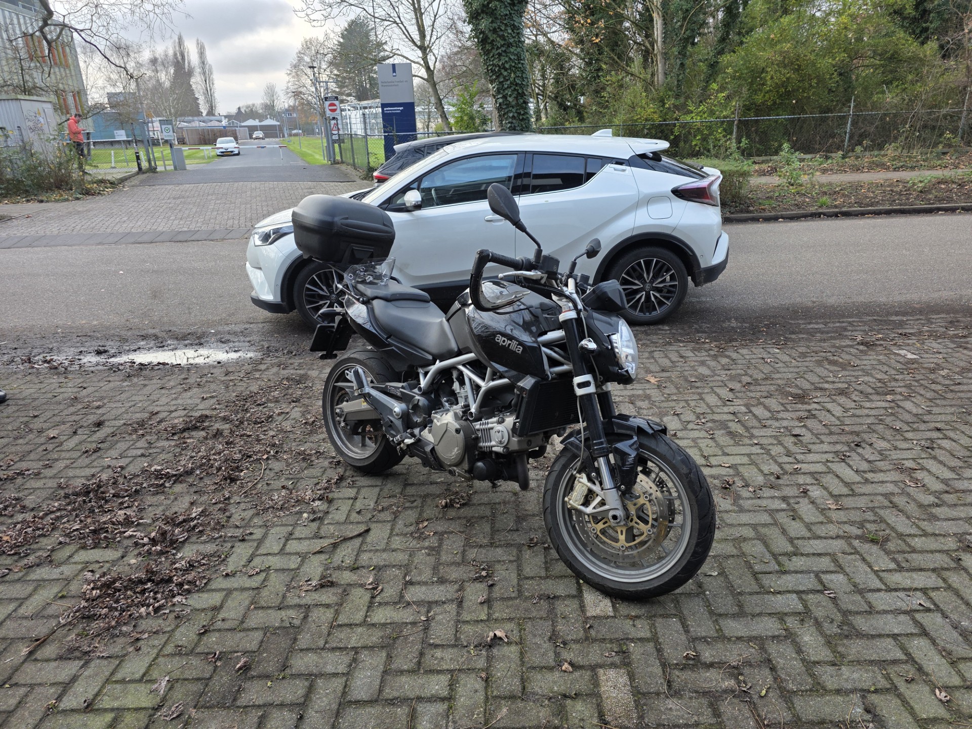 Motorrijder botst achterop auto en raakt gewond