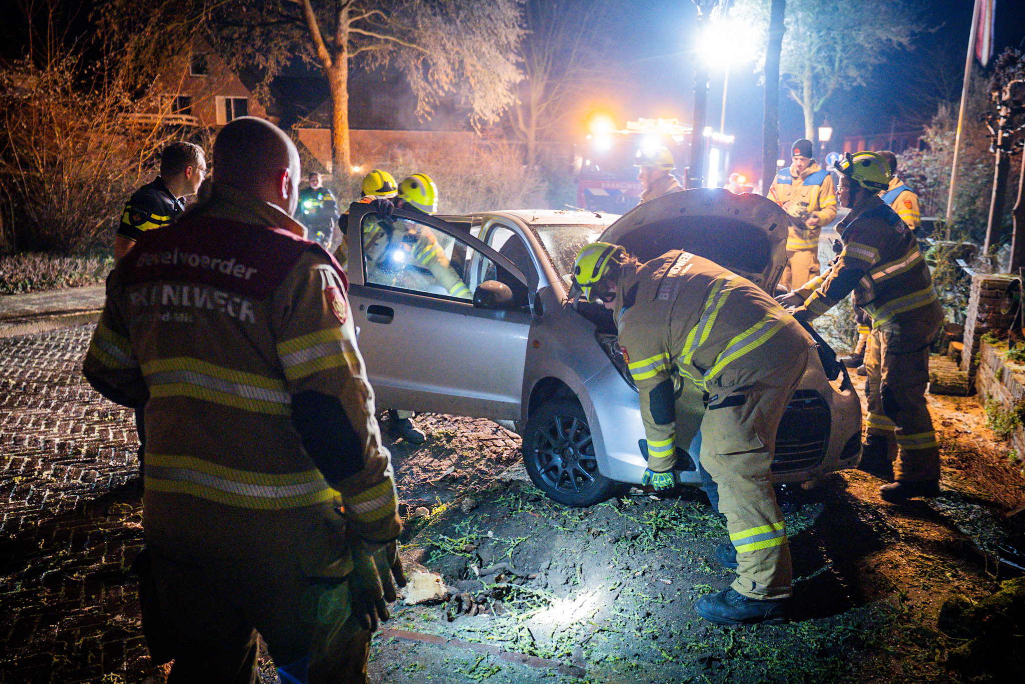 Auto botst door gladheid tegen boom in woonwijk