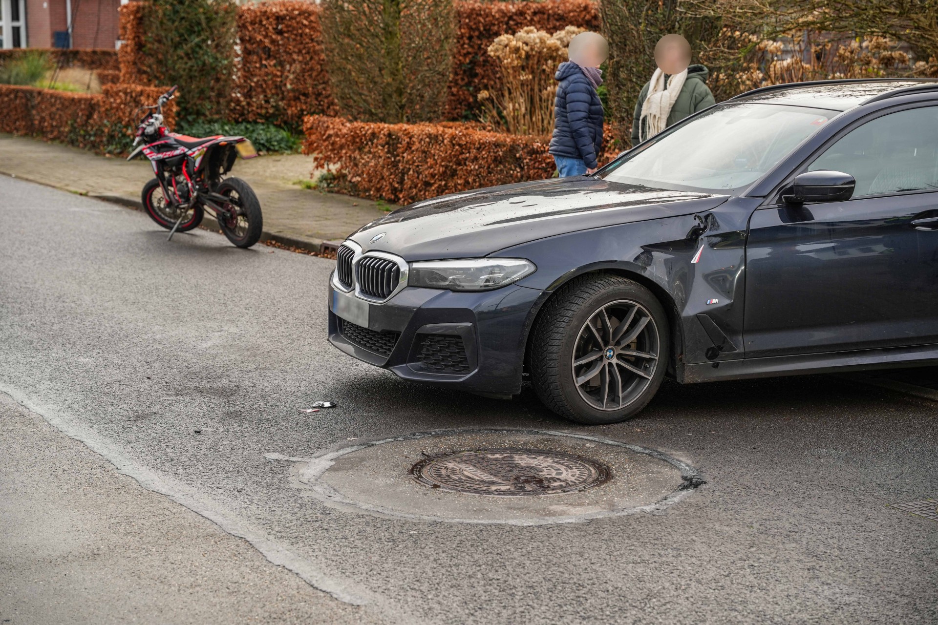 Brommerrijder botst op auto en vliegt over motorkap