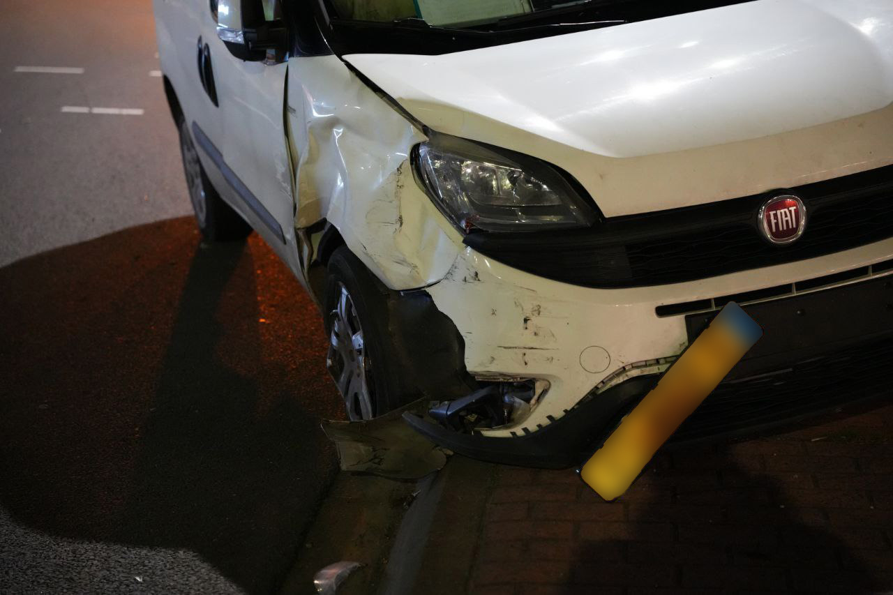 Twee auto’s botsen op kruising