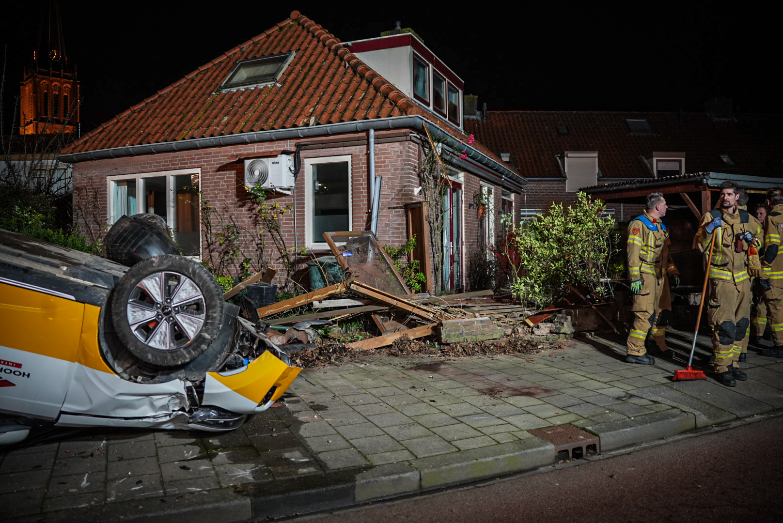 Automobilist veroorzaakt grote ravage na crash