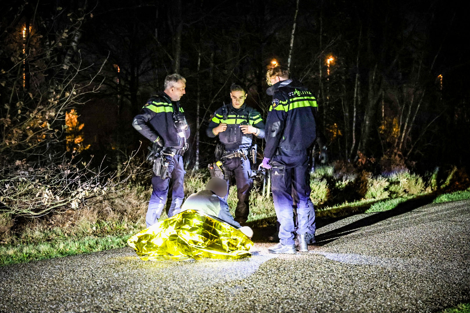 Automobilisten slaan alarm: man in dunne kleding loopt langs snelweg