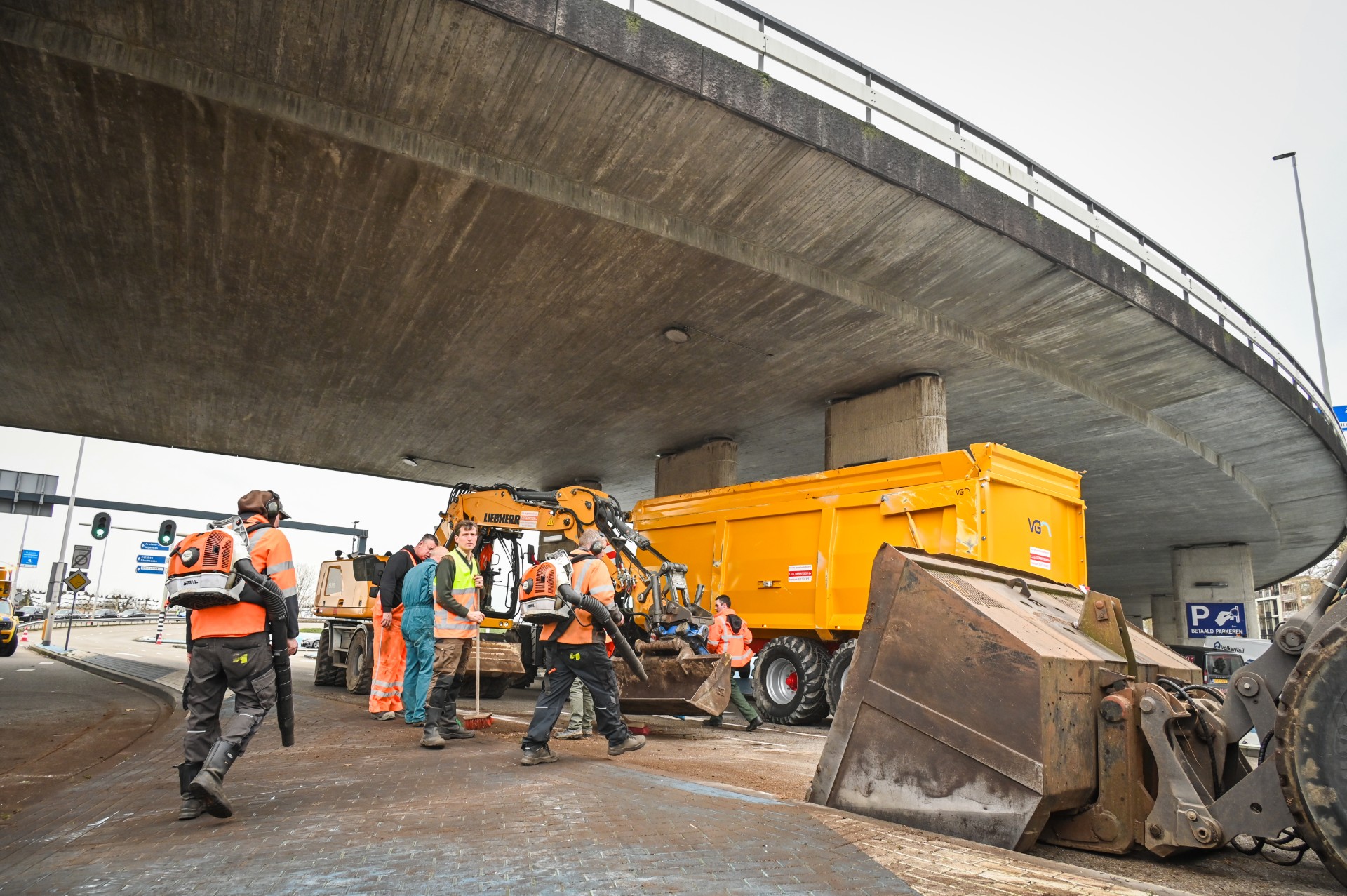 Aanhanger met mest belandt op zijkant