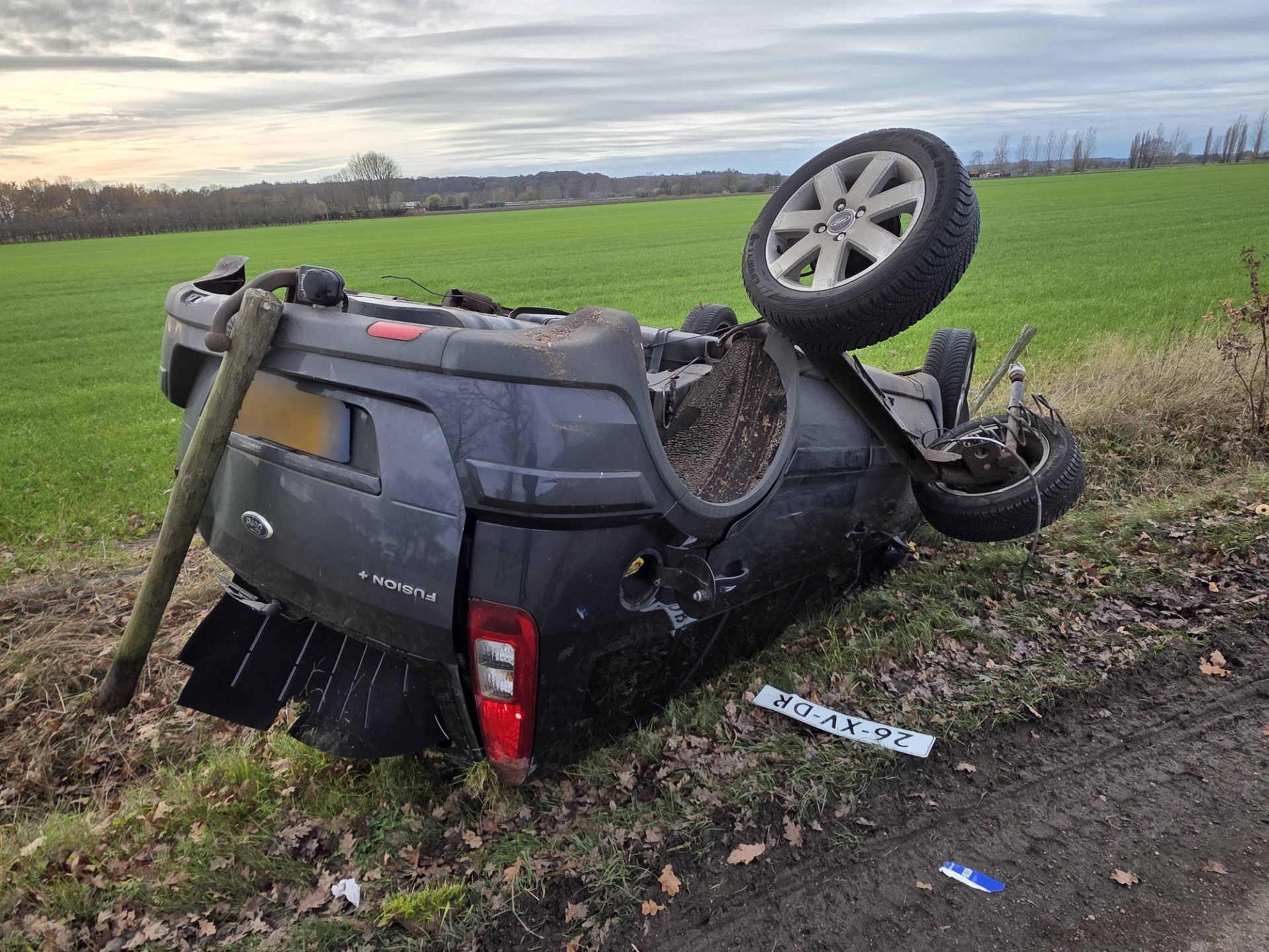 Voertuig slaat over de kop door breuk in achteras