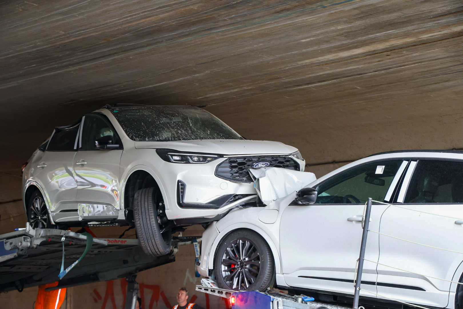 Te hoge vrachtwagen ramt viaduct, drie auto’s zwaar beschadigd