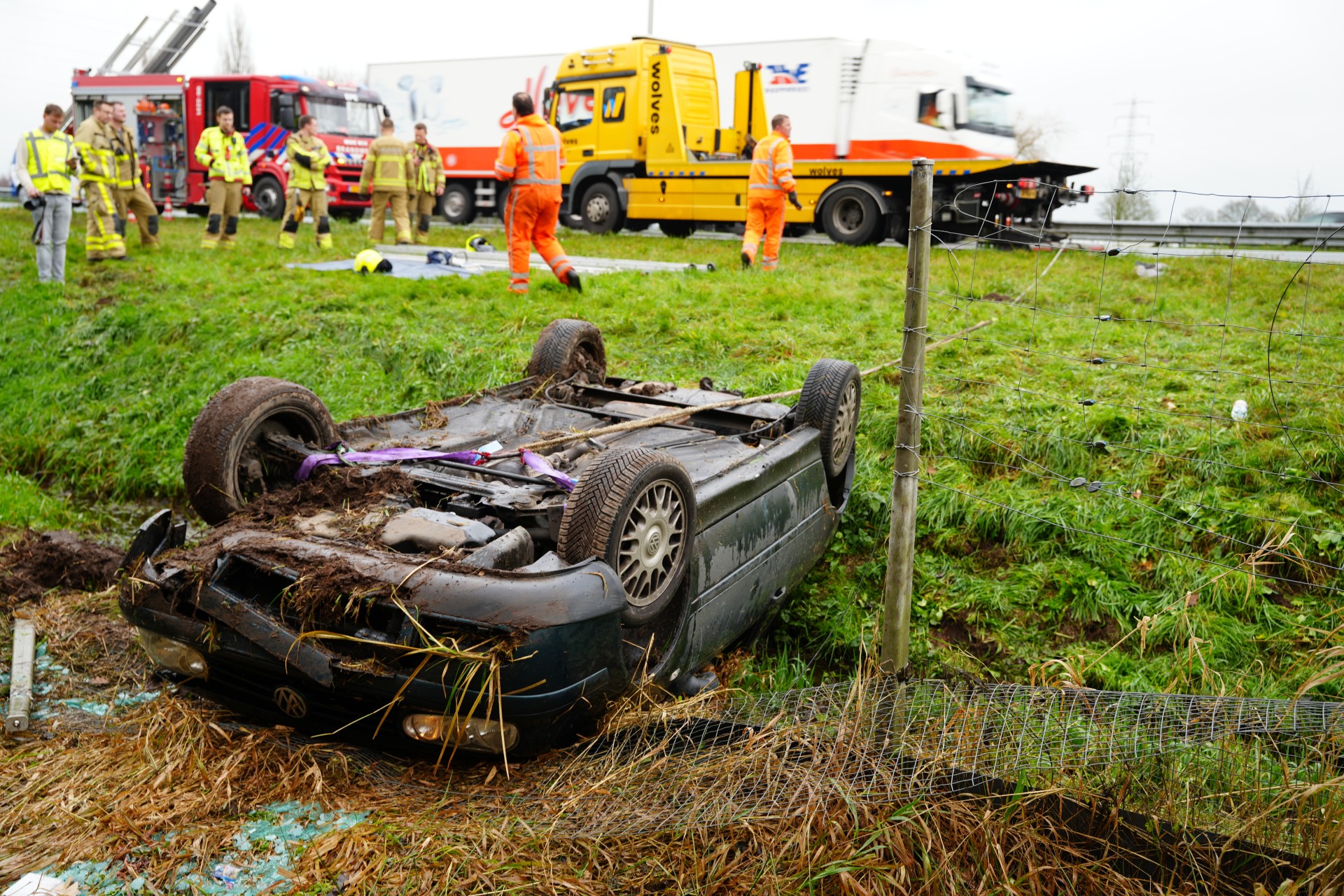 Auto belandt op de kop op hek na ongeval op snelweg