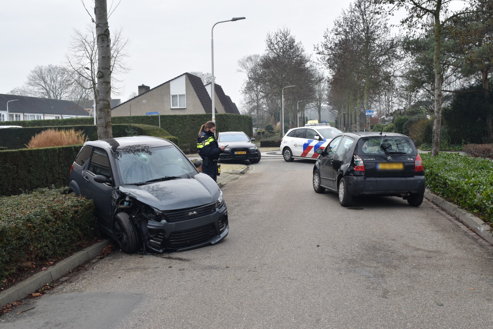 Man (83) gewond bij botsing met stilstaande auto