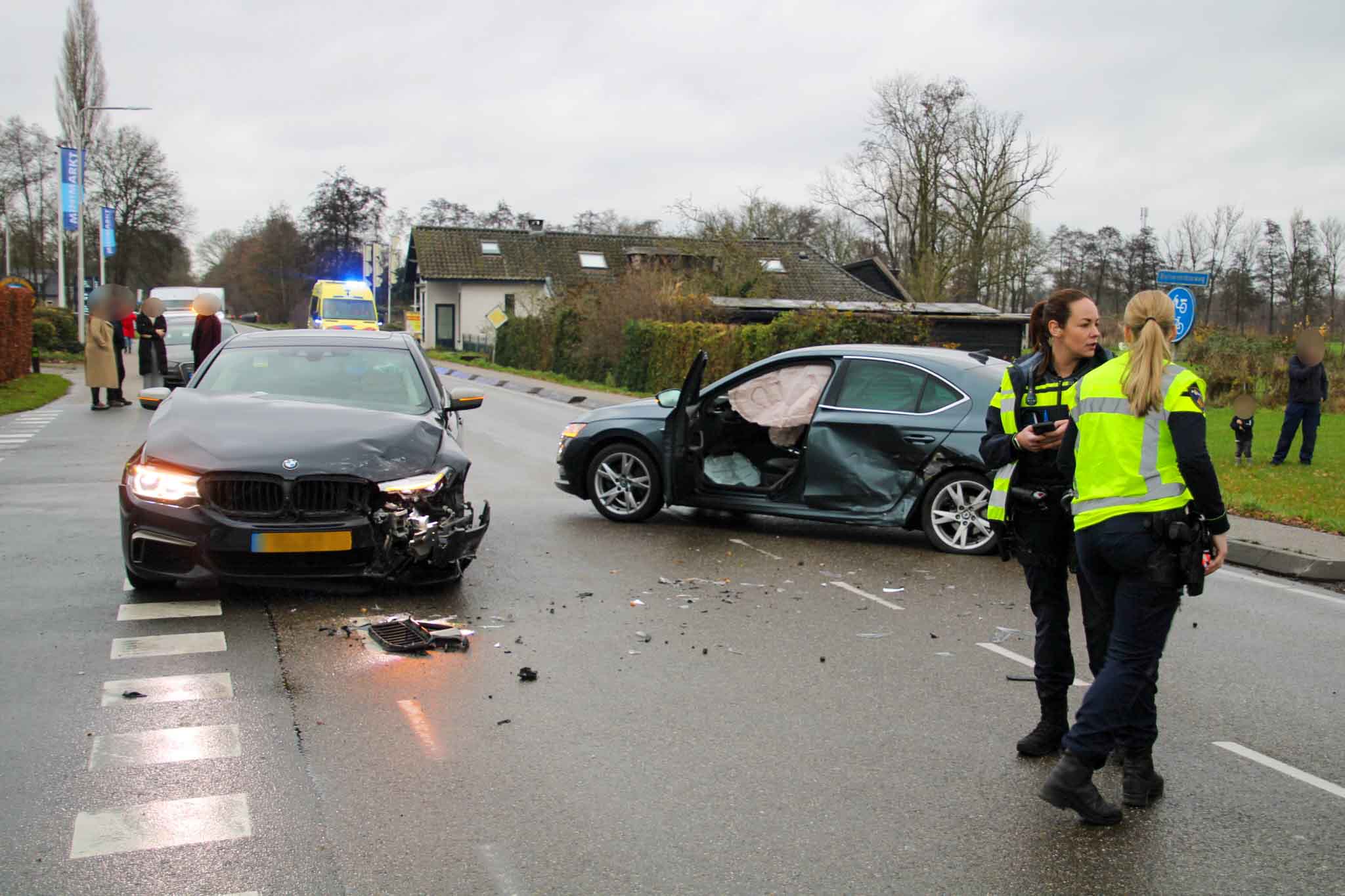 Twee voertuigen total loss na botsing op kruising