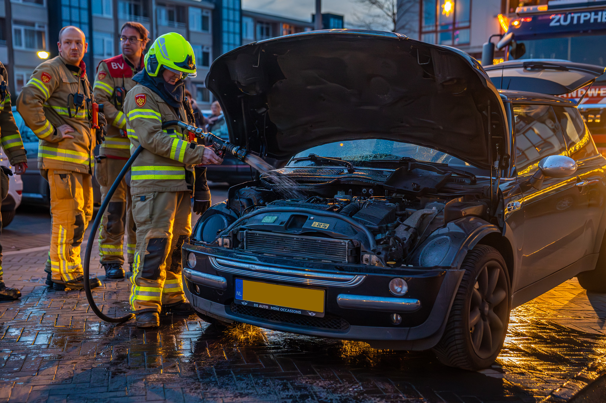 Brand onder motorkap Mini Cooper
