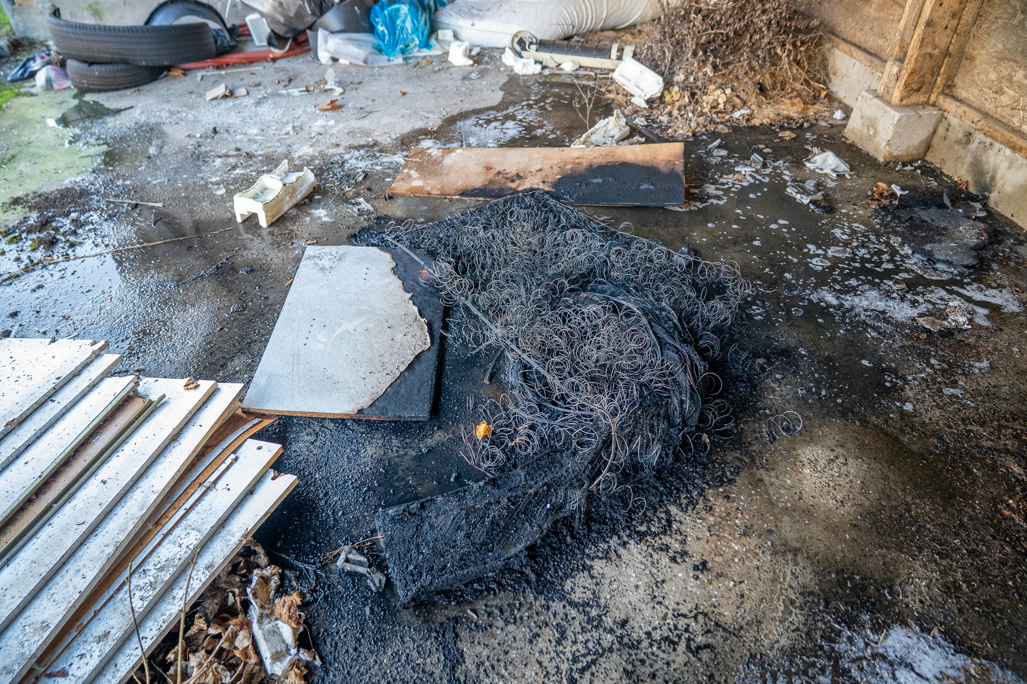 Politie onderzoekt vermoedelijke brandstichting, matras in brand gestoken