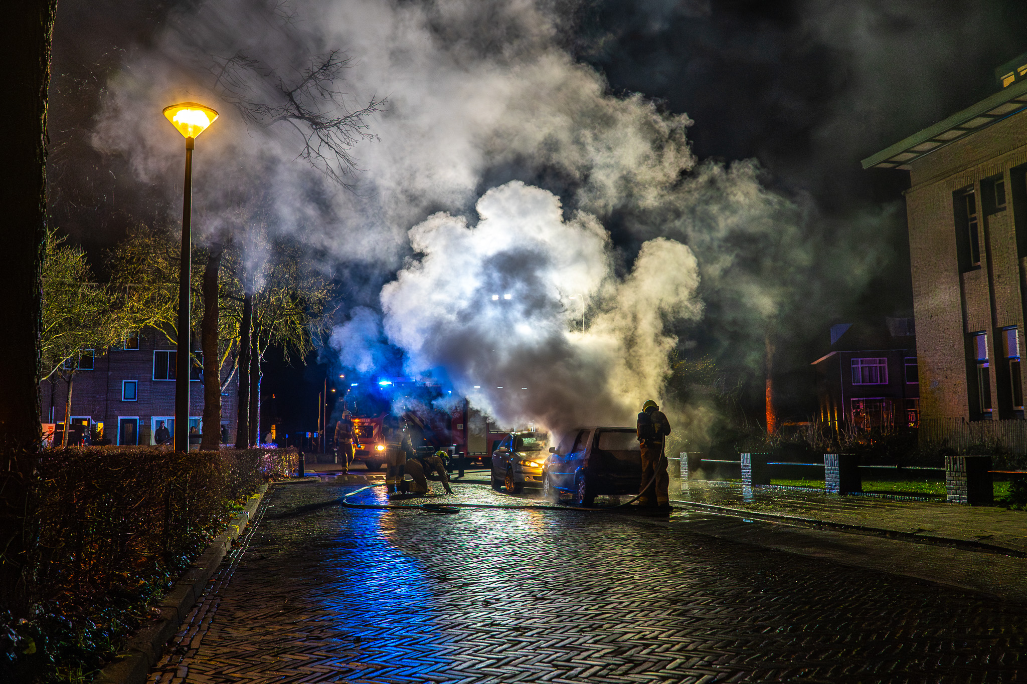 Auto volledig uitgebrand, brandstichting niet uitgesloten