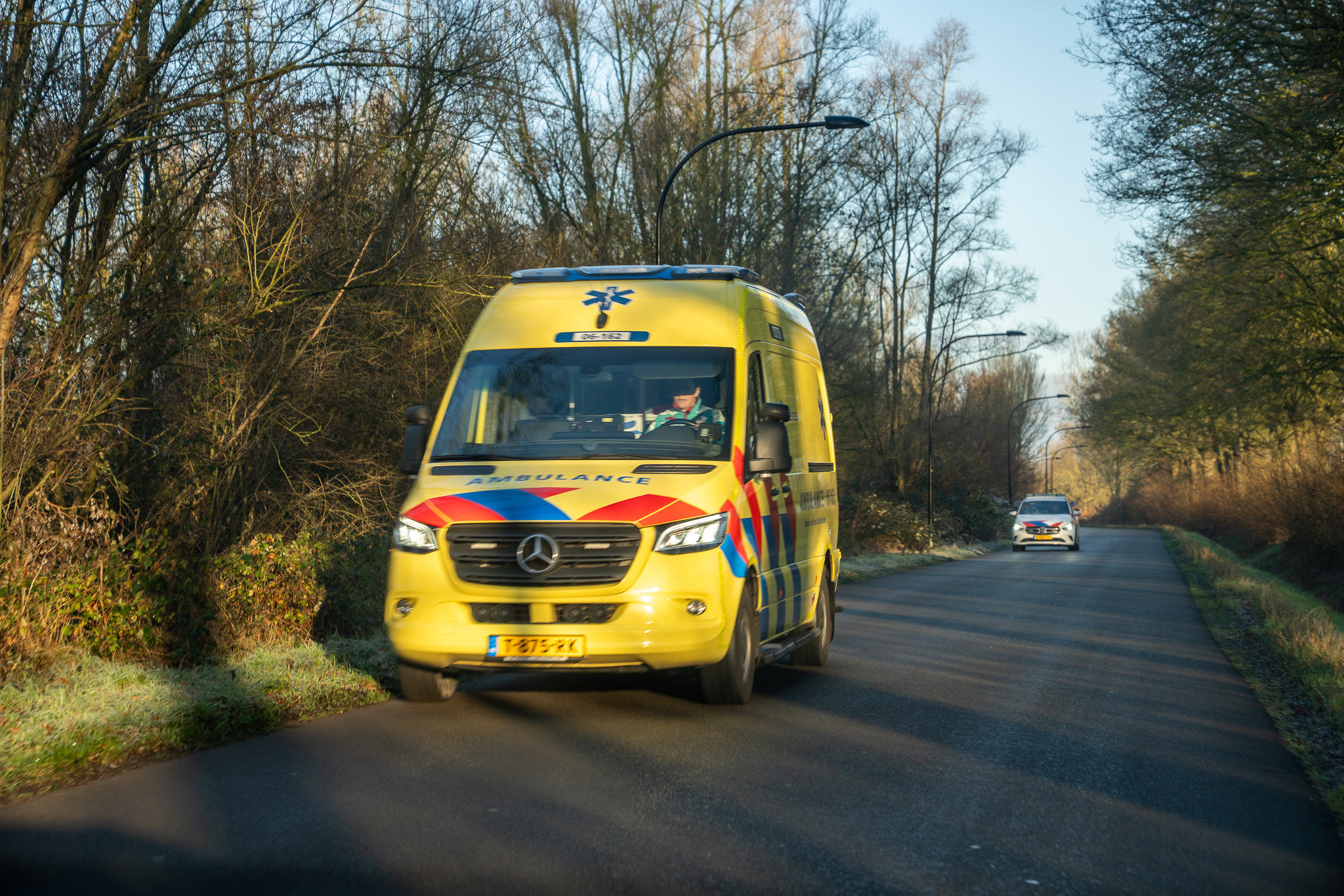 Persoon uit water gered en met verwondingen naar ziekenhuis vervoerd