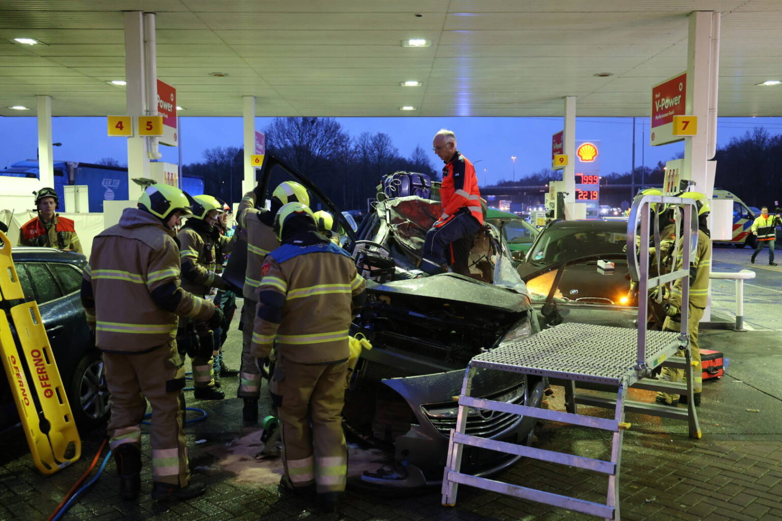 Zwaar ongeluk bij tankstation, slachtoffer bekneld in auto