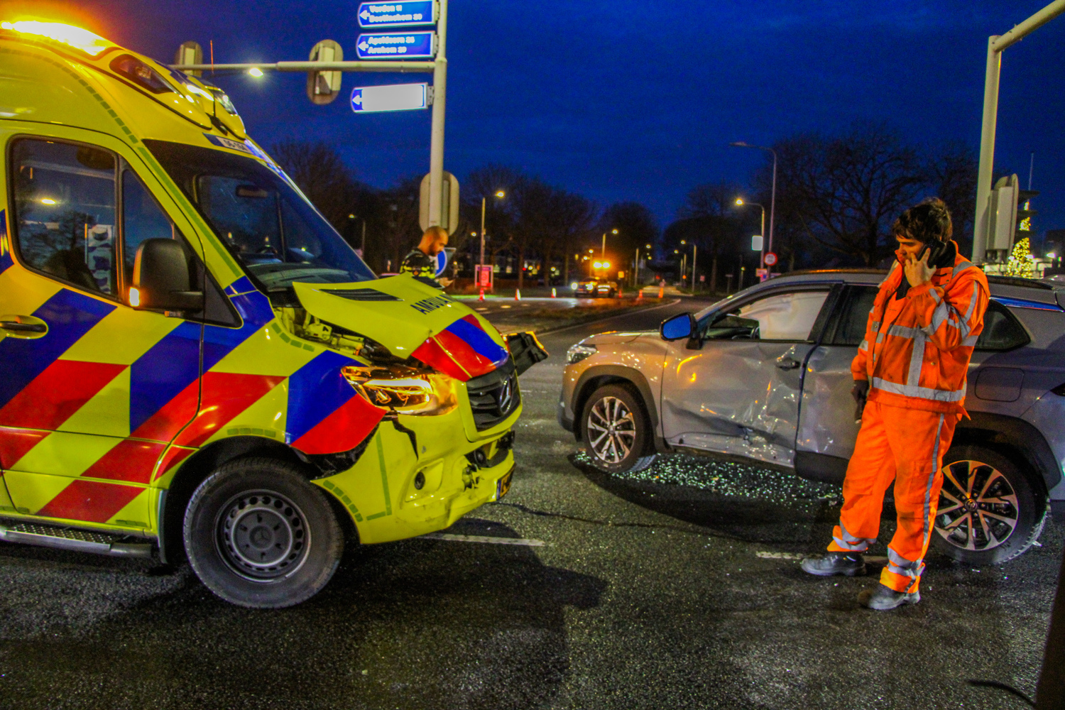 Ambulance botst met personenauto op kruising, automobilist naar ziekenhuis