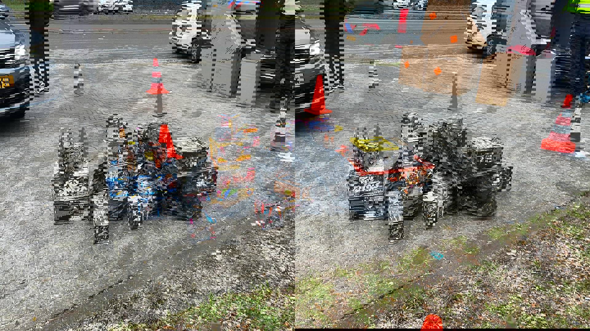 Extra grenscontroles bij vuurwerkverkoop, politie neemt vuurwerk in beslag