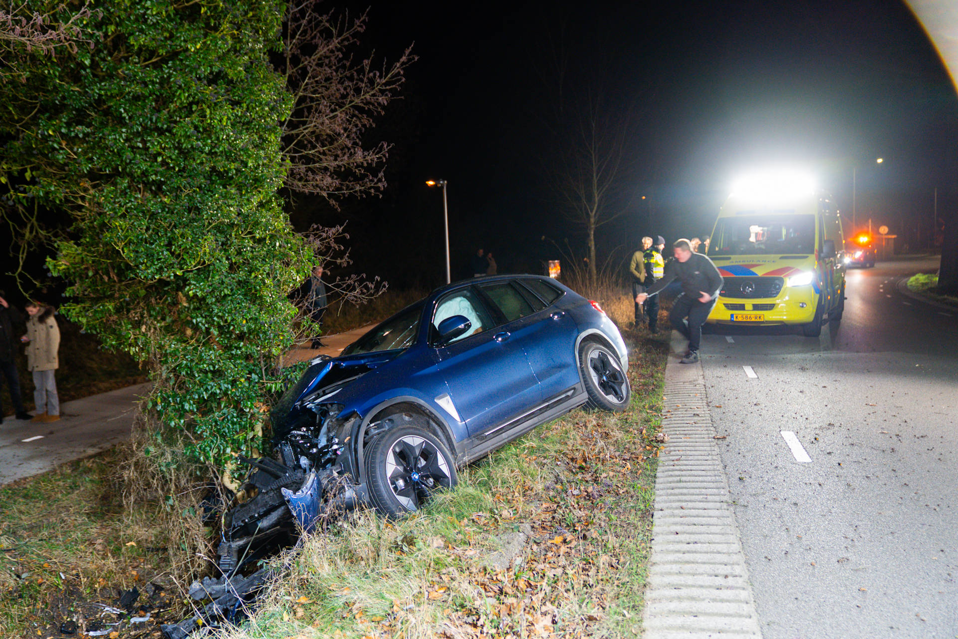 Automobilist raakt van de weg en botst tegen boom
