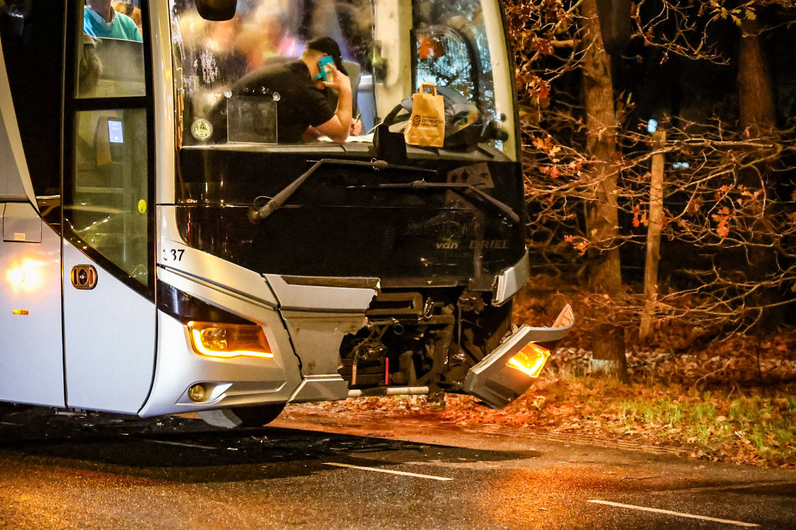 Botsing tussen touringcar en auto
