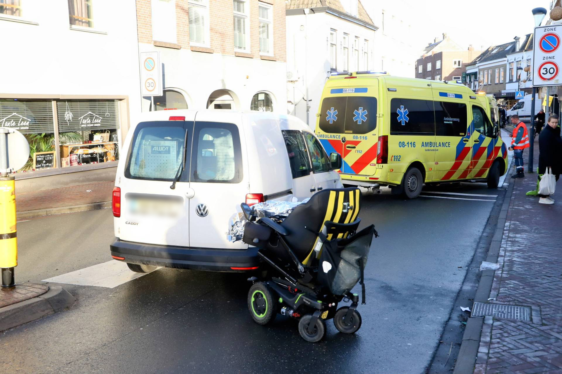 Scootmobielrijder met spoed naar ziekenhuis na aanrijding door auto