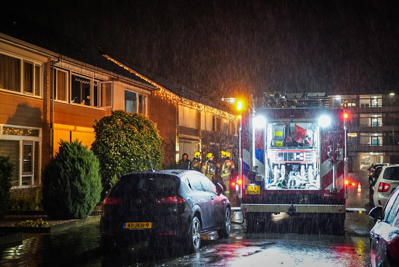 Brand in meterkast, brandweer brengt hond in veiligheid