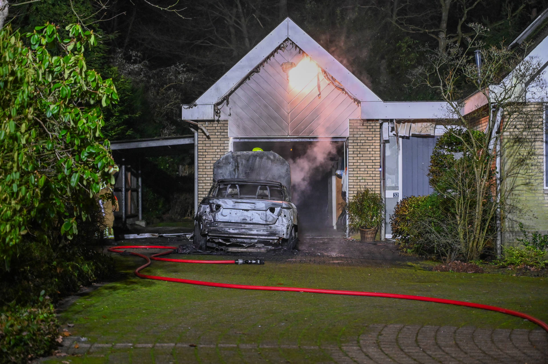 Auto brandt uit op oprit, woning en garage beschadigd
