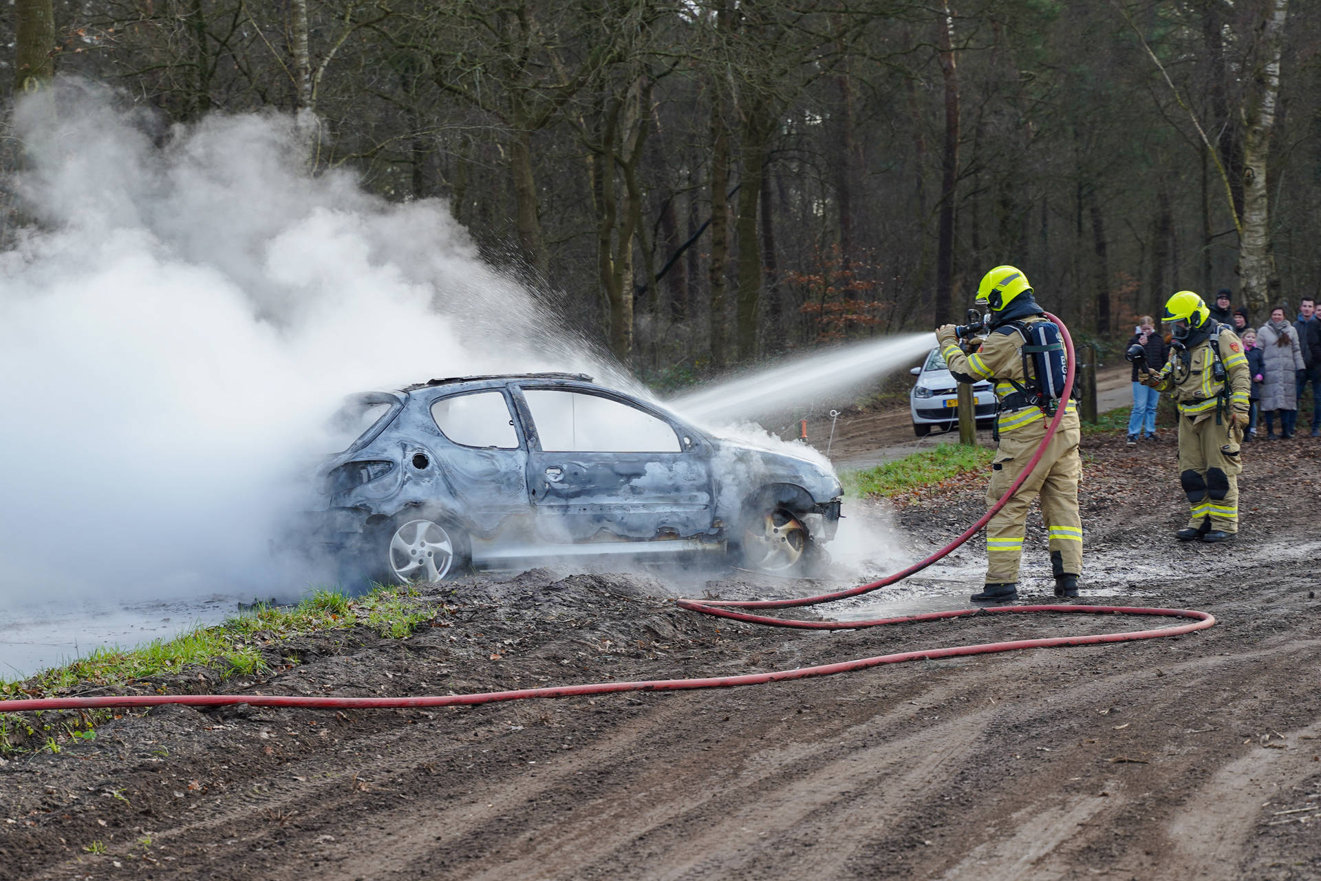 Sloopauto vat vlam tijdens crossen