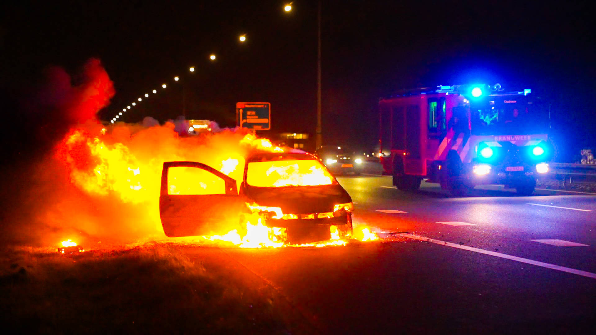 Snelweg afgesloten nadat auto in brand vliegt