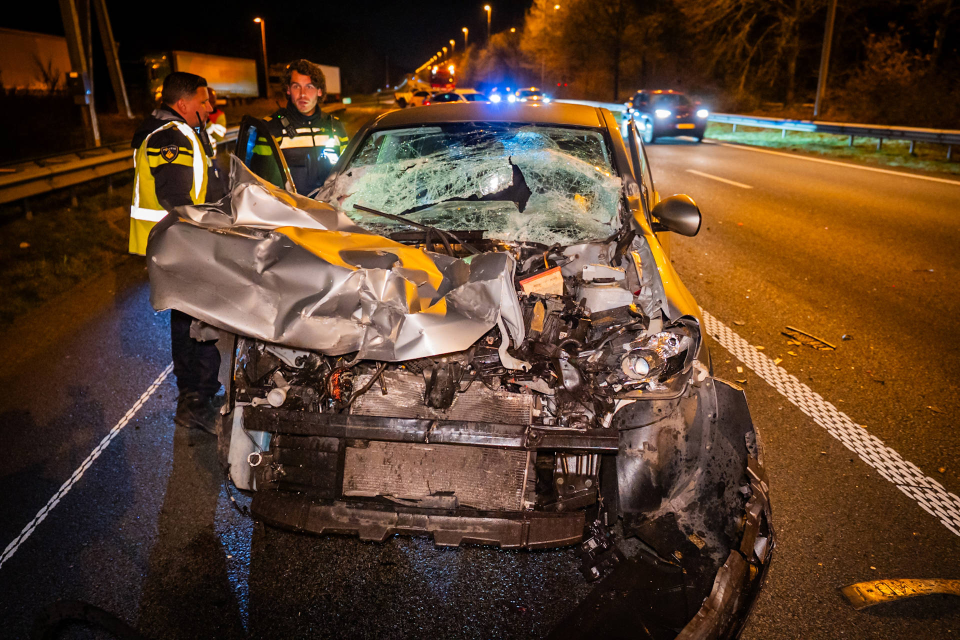 Automobilist botst achterop vrachtwagen op snelweg