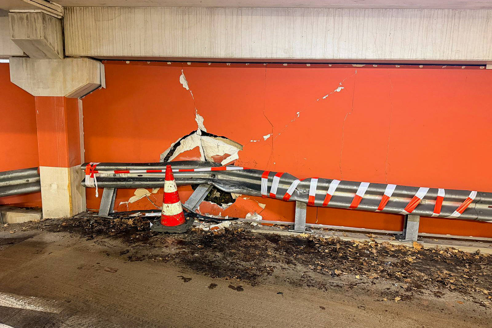 Auto ramt muur in parkeergarage van ziekenhuis