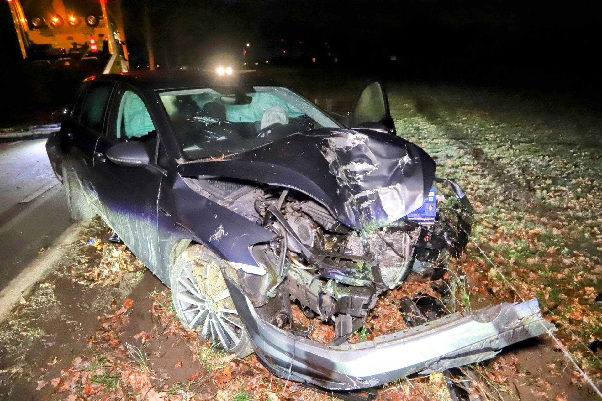 Auto rijdt tegen hek, auto zwaar beschadigd