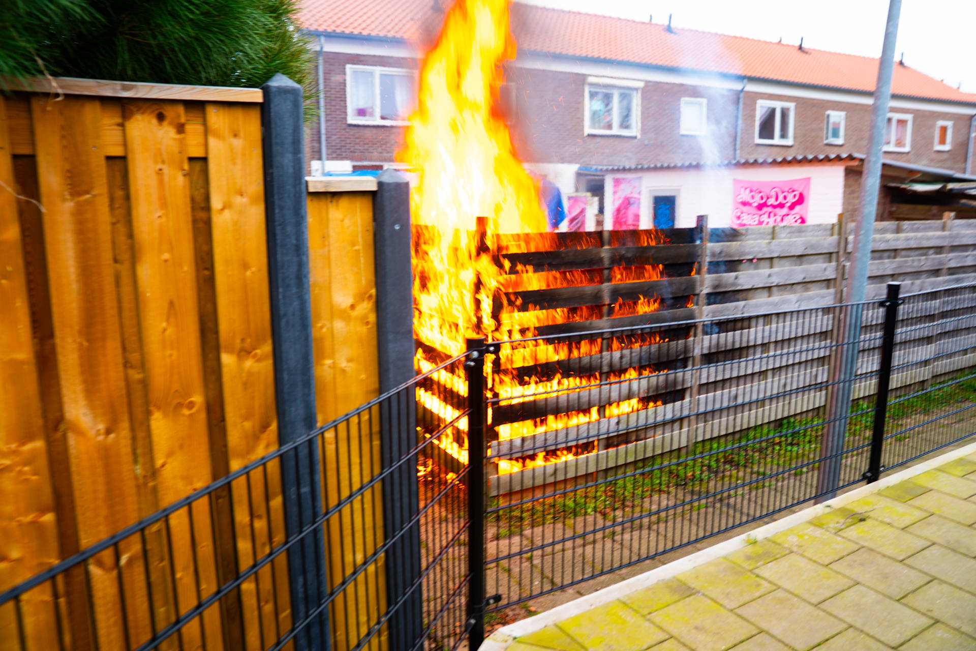 Brandweer voorkomt overslag bij brandende schutting