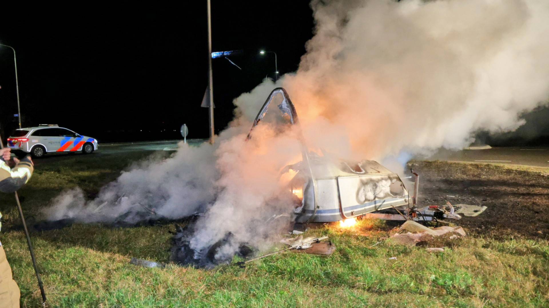 Caravan volledig in brand, brandweer ingezet