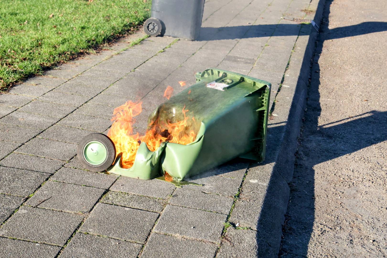 Brandweer blust containerbrand, schade blijft beperkt