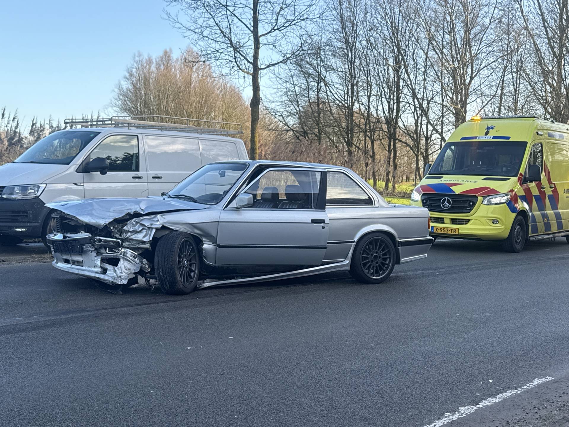 Bestuurder gewond bij aanrijding tussen twee auto’s