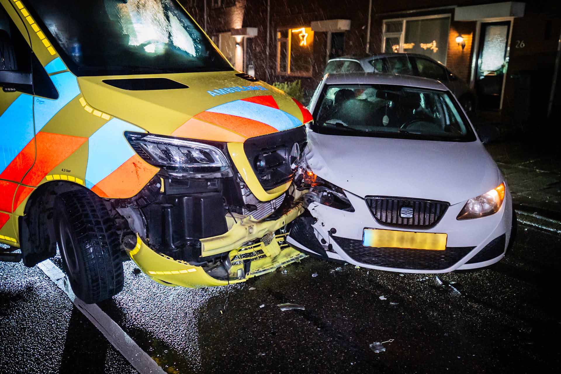Ambulance botst met auto tijdens manoeuvre
