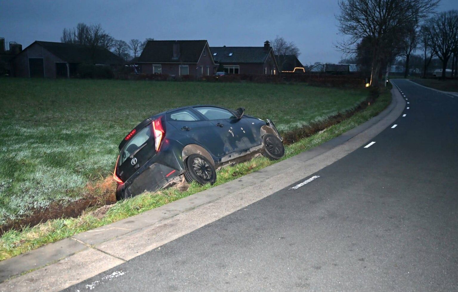 Auto geraakt in sloot; bestuurder spoorloos - GelreNieuws