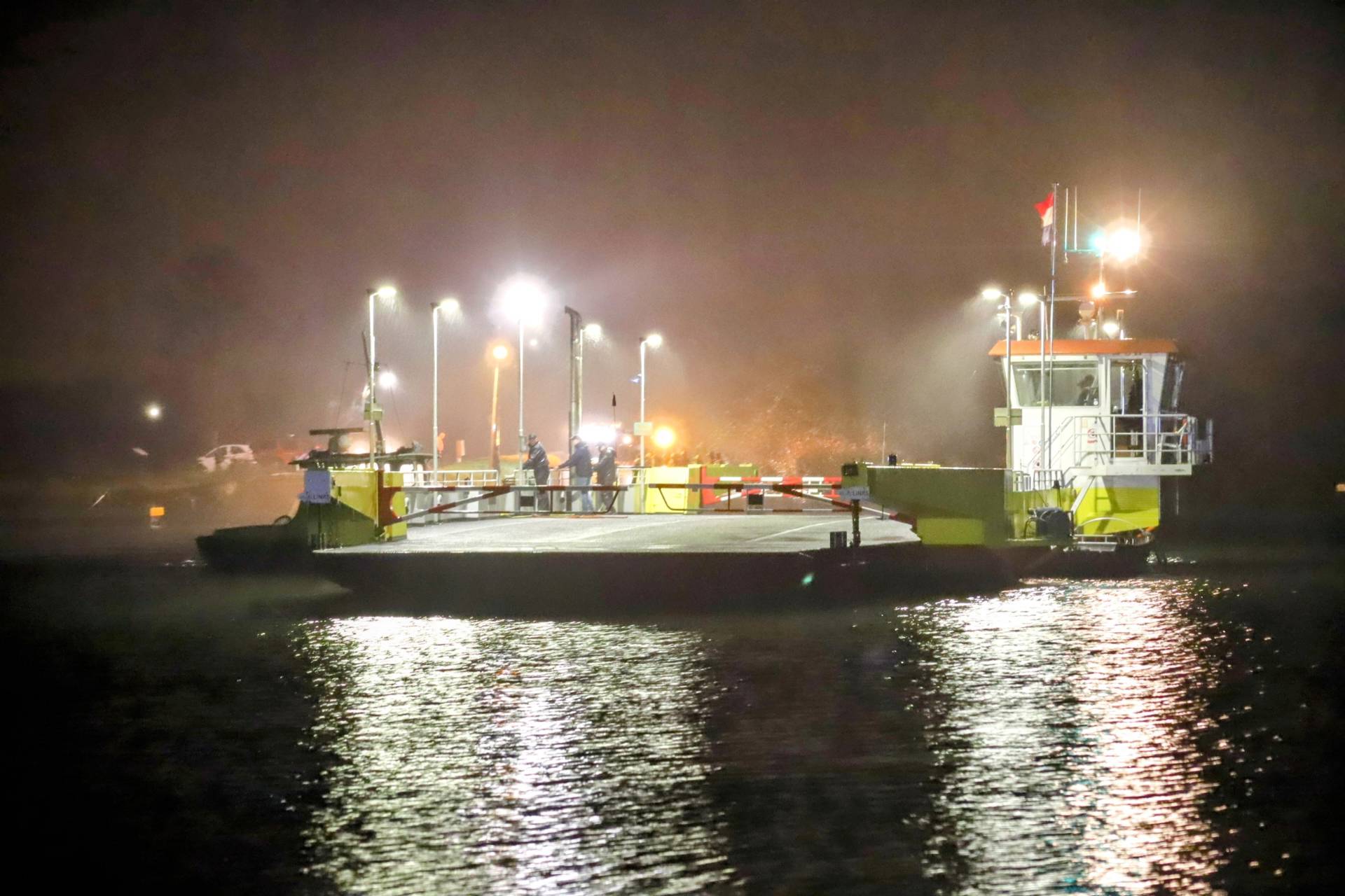 Vrachtschip raakt pontkabels, veerpont tijdelijk stuurloos op Rijn
